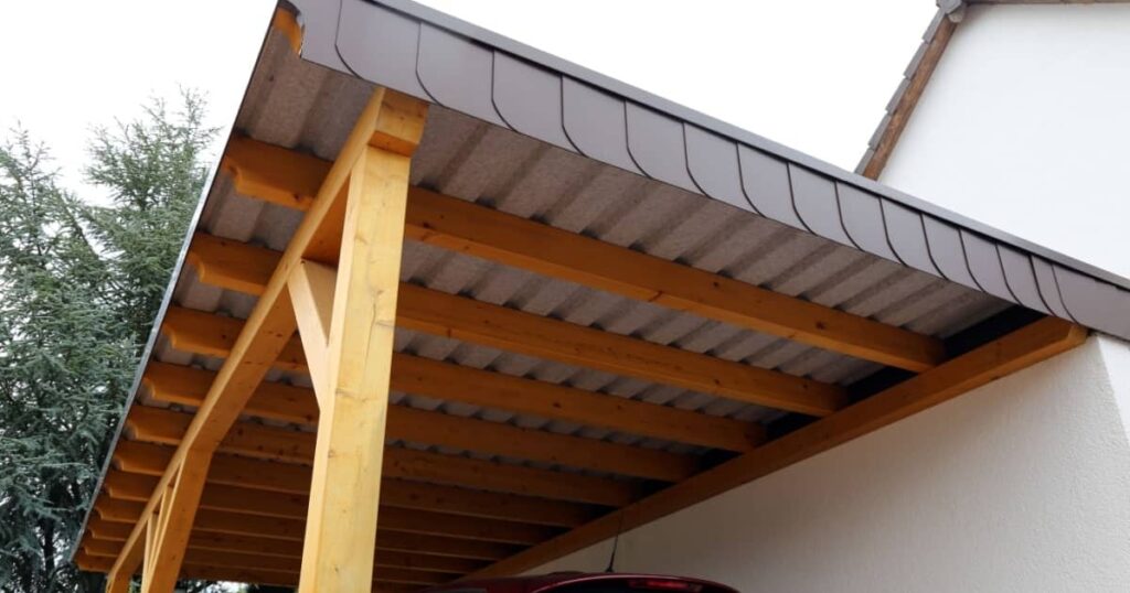 Carport moderne adossé avec une toiture en tuiles aluminium. 